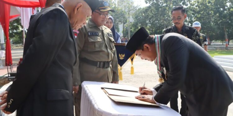 Membangun Aparatur Berintegritas, Bupati Tanjab Barat Raih Bintang Astha Brata
