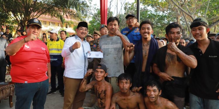 Ramaikan Hari Jadi Tanjung Jabung Barat ke-59, Bupati Anwar Sadat Adakan Perlombaan Panjat Pinang