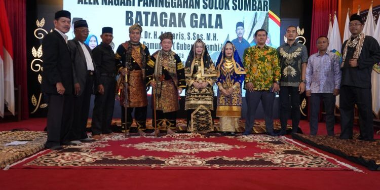 Gubernur Al Haris dan Hesnidar Haris Dianugerahi Gelar Adat Nagari Paninggahan Solok