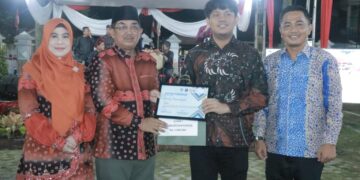 Bupati Tanjab Barat Serahkan Hadiah Lomba Poster Digital kepada Para Pemenang