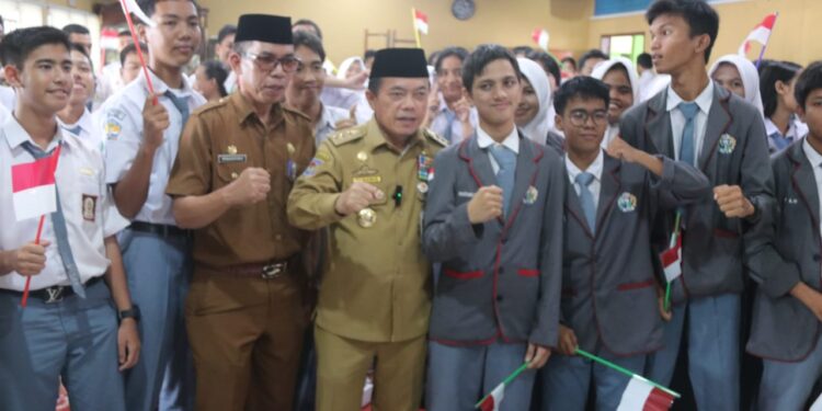 Gubernur Al Haris Berikan Bantuan Dumisake untuk 1.259 Siswa Tidak Mampu: Dorong Semangat Belajar dan Masa Depan Cerah