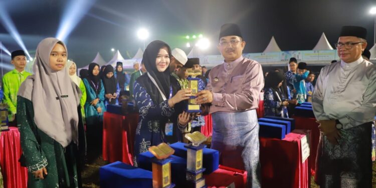 Bupati Anwar Sadat Tutup MTQ ke-52 Tanjab Barat, Kecamatan Seberang Kota Raih Juara Umum