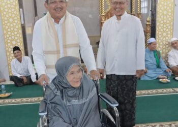 Safari Subuh di Masjid Ash-Shahabah, Bupati Tanjab Barat Salurkan Bantuan Sosial