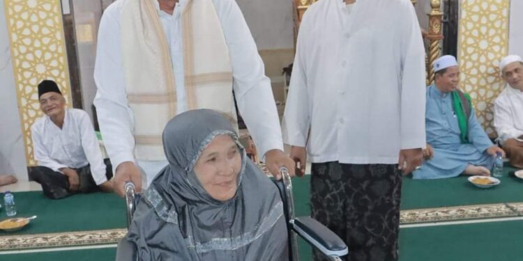 Safari Subuh di Masjid Ash-Shahabah, Bupati Tanjab Barat Salurkan Bantuan Sosial