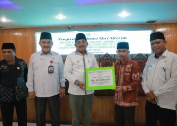 Bupati Tanjab Barat Serahkan Bonus kepada Kafilah Berprestasi MTQ Tingkat Provinsi