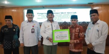 Bupati Tanjab Barat Serahkan Bonus kepada Kafilah Berprestasi MTQ Tingkat Provinsi