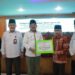 Bupati Tanjab Barat Serahkan Bonus kepada Kafilah Berprestasi MTQ Tingkat Provinsi