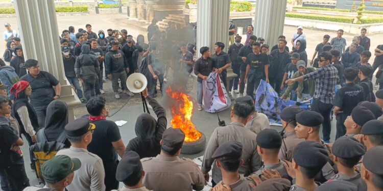 Aksi Mahasiswa di Gedung DPRD Jambi Sempat Ricuh, Kapolresta: Kita Selidiki Penyusup